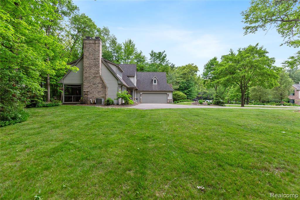 Davisburg, MI 48350,8268 Pine Lake Drive