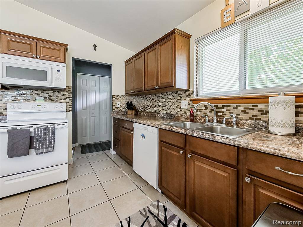 Livonia, MI 48152,19848 Maplewood Street