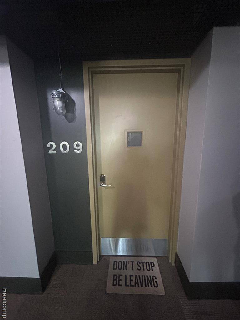 Royal Oak, MI 48067,614 S Troy Street