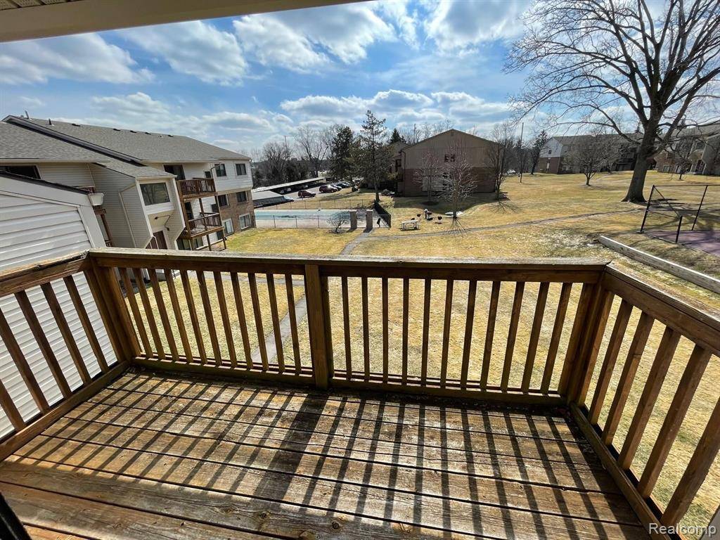 Farmington Hills, MI 48334,30042 W 12 MILE RD