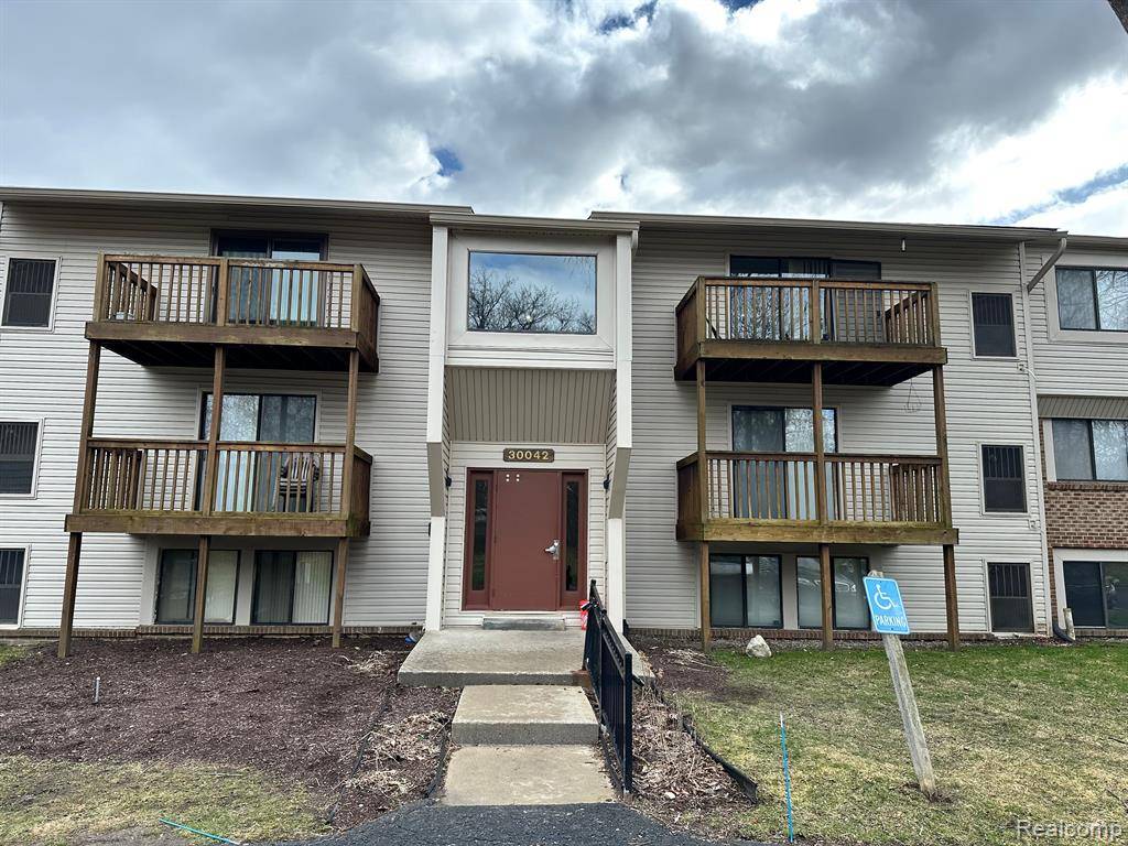 Farmington Hills, MI 48334,30042 W 12 MILE RD