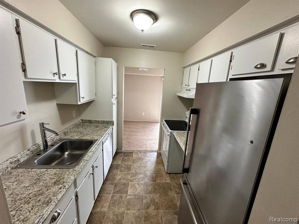 Farmington Hills, MI 48334,30042 W 12 MILE RD