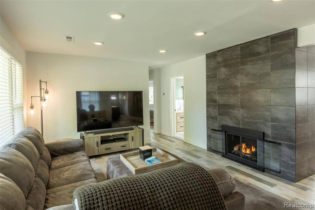 Grosse Pointe Farms, MI 48236,343 Beaupre Avenue