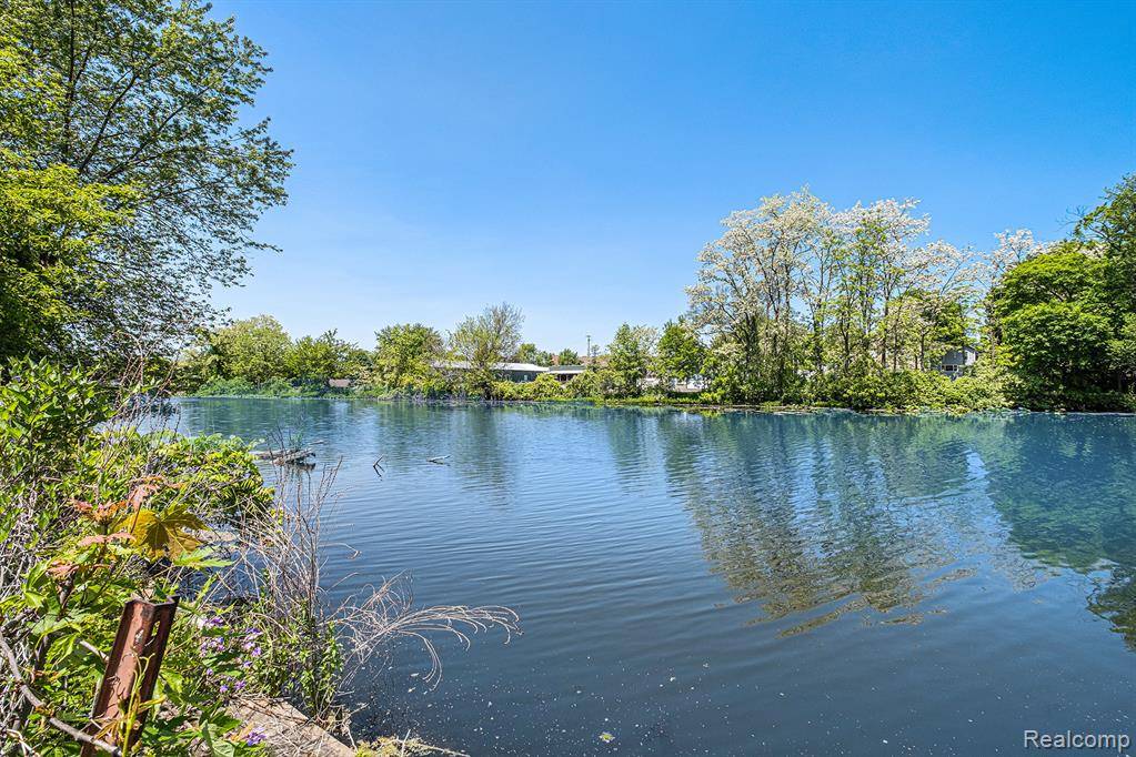 Fenton, MI 48430,307 E Shiawassee Avenue