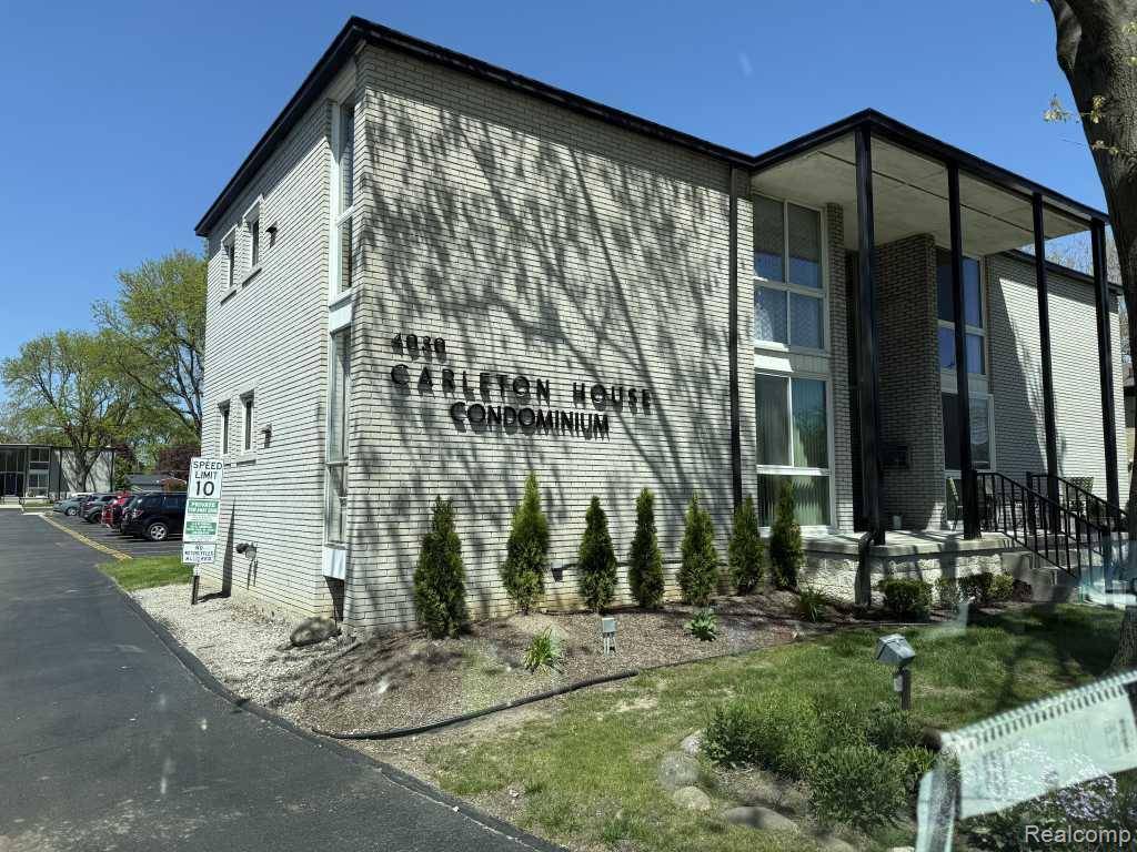 Lathrup Village, MI 48073,4030 W 13 Mile Road