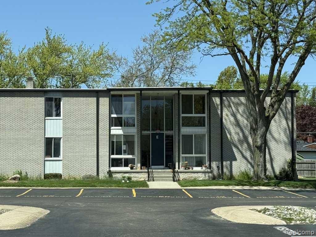 Lathrup Village, MI 48073,4030 W 13 Mile Road