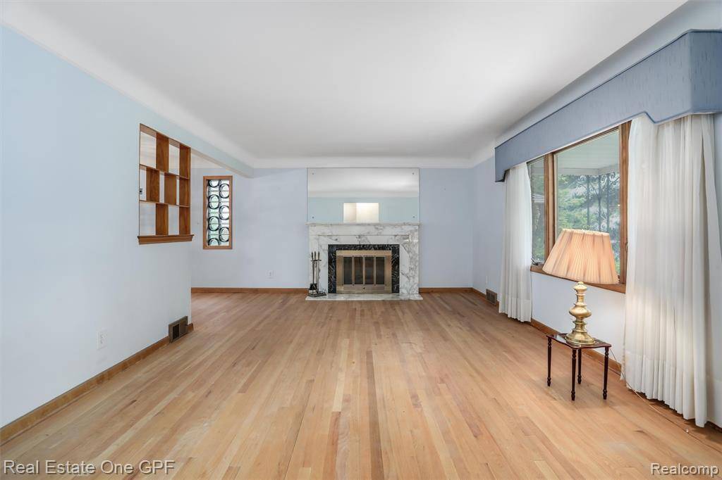 Grosse Pointe Woods, MI 48236,19998 Fairway Drive