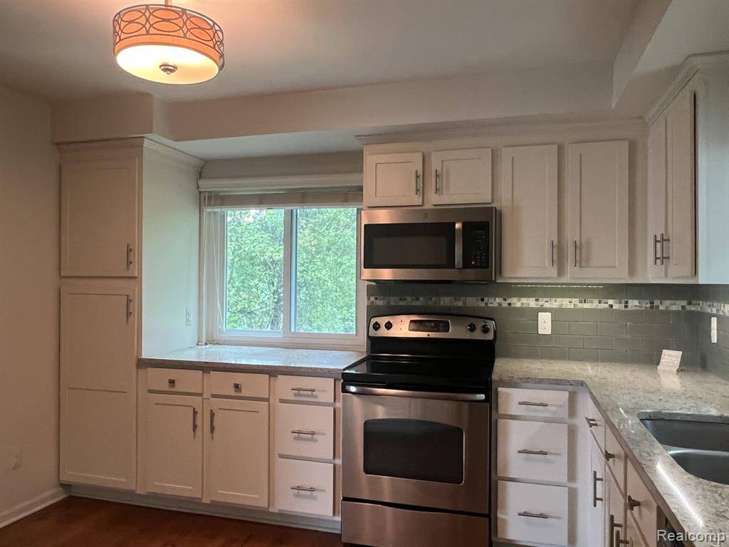 Wixom, MI 48393,2734 Lakeridge