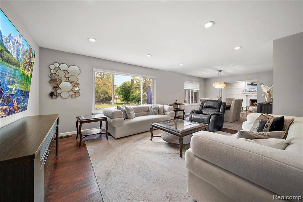 Farmington Hills, MI 48336,25692 Chapelweigh Drive