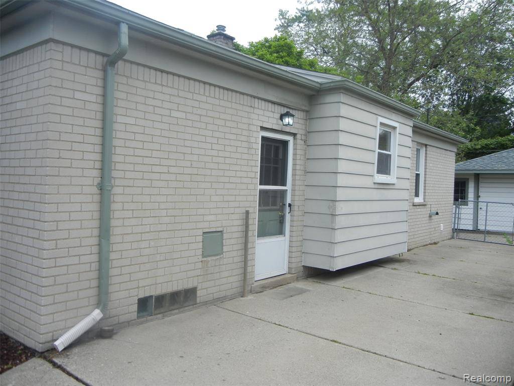 Redford, MI 48239,13584 Fenton