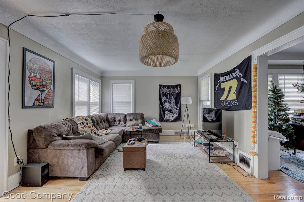 Royal Oak, MI 48067,129 CURRY Avenue