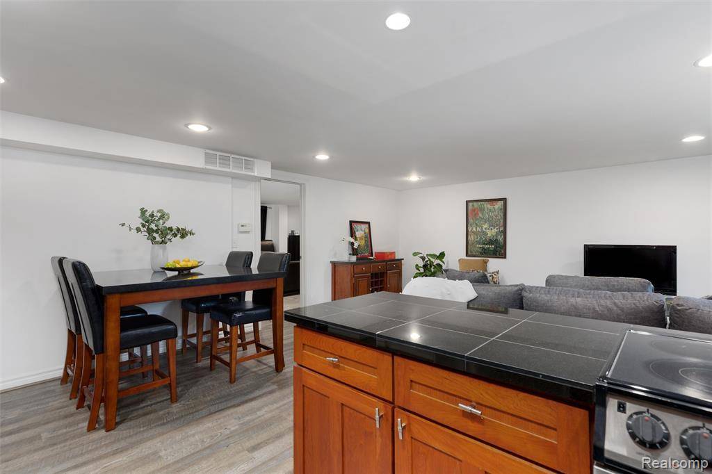Birmingham, MI 48009,450 Oak Avenue