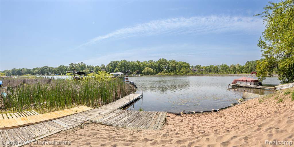 Waterford, MI 48329,4851 Shoreline Boulevard