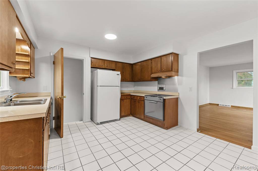 Royal Oak, MI 48067,1616 Catalpa Drive