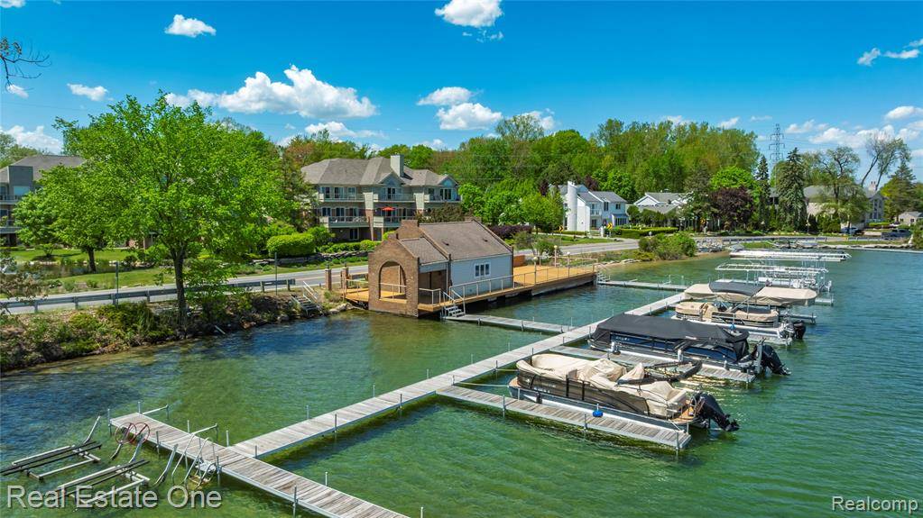 West Bloomfield, MI 48324,3856 Pine Lake Knoll Drive