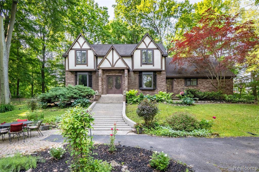 South Lyon, MI 48178,55535 WOODY Lane