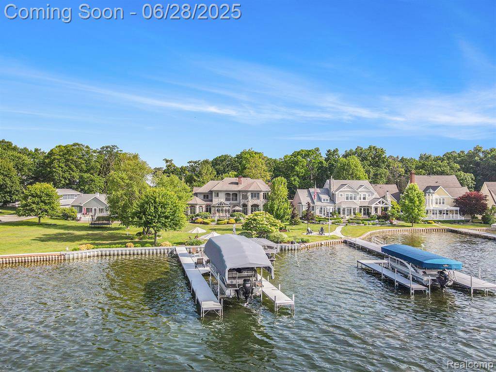 Fenton, MI 48430,13123 Log Cabin Point