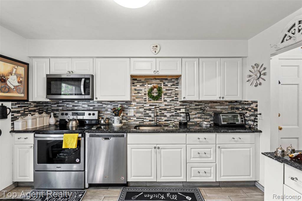 Farmington Hills, MI 48334,27557 W Echo Valley