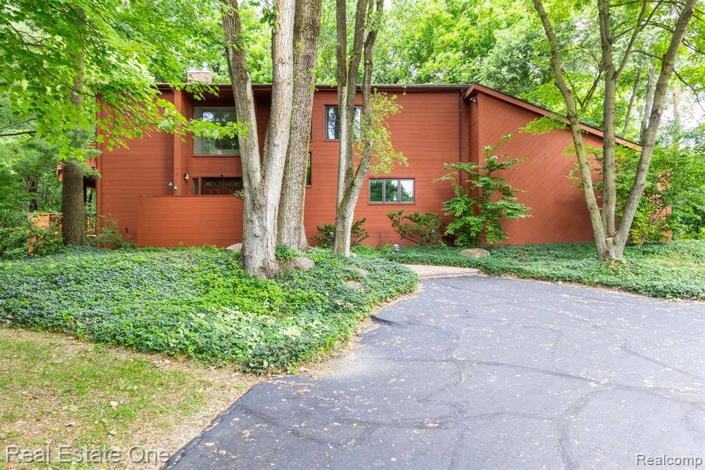 Orchard Lake Village, MI 48324,5896 Seville Circle