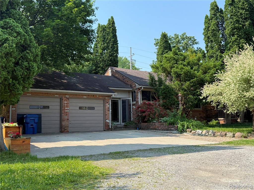 Waterford, MI 48327,6715 Elizabeth Lake Road
