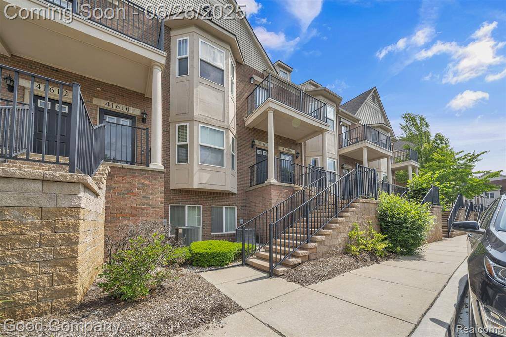 Novi, MI,41606 Hamlet Lane