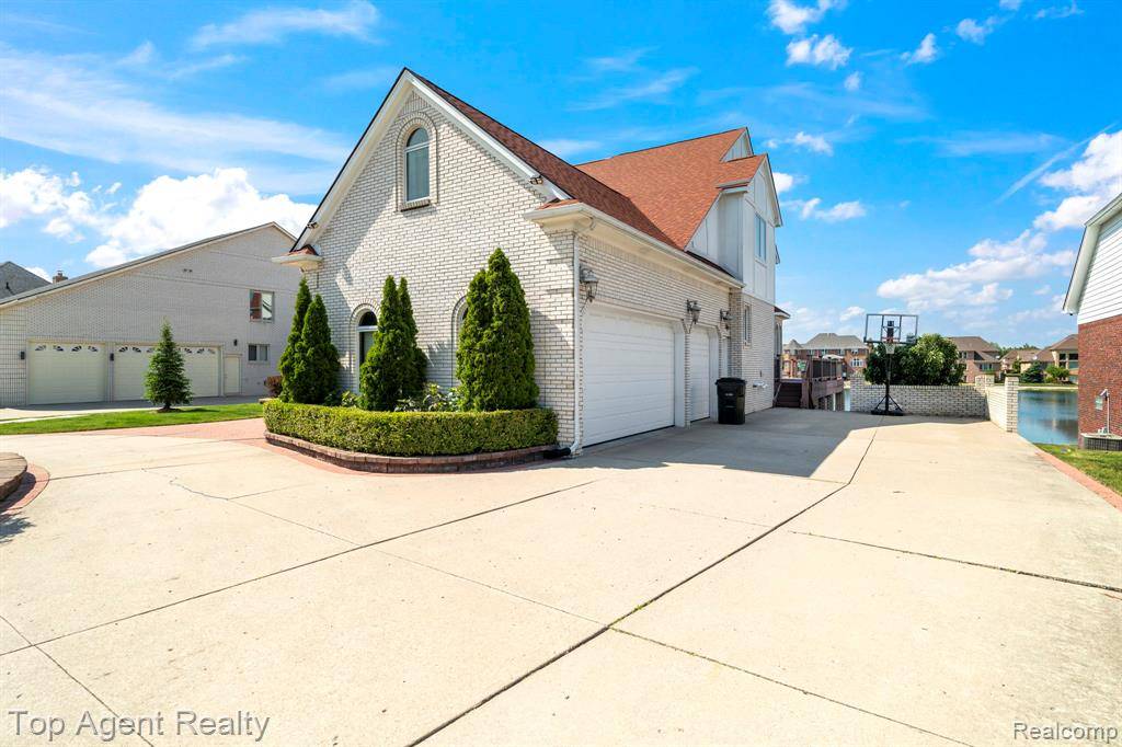 Shelby Twp, MI 48315,13205 Van Pamel Drive