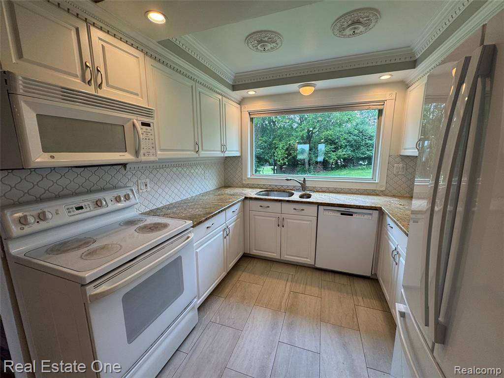 Bloomfield Hills, MI 48302,3340 CHICKERING LANE