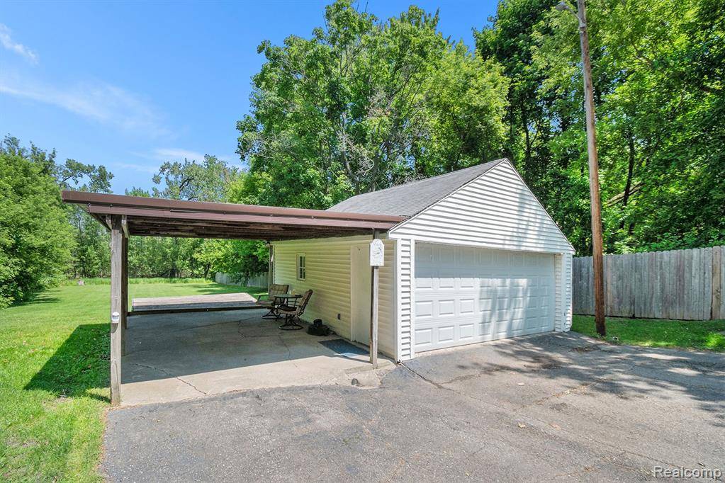 Fenton, MI 48430,3382 W Silver Lake Road