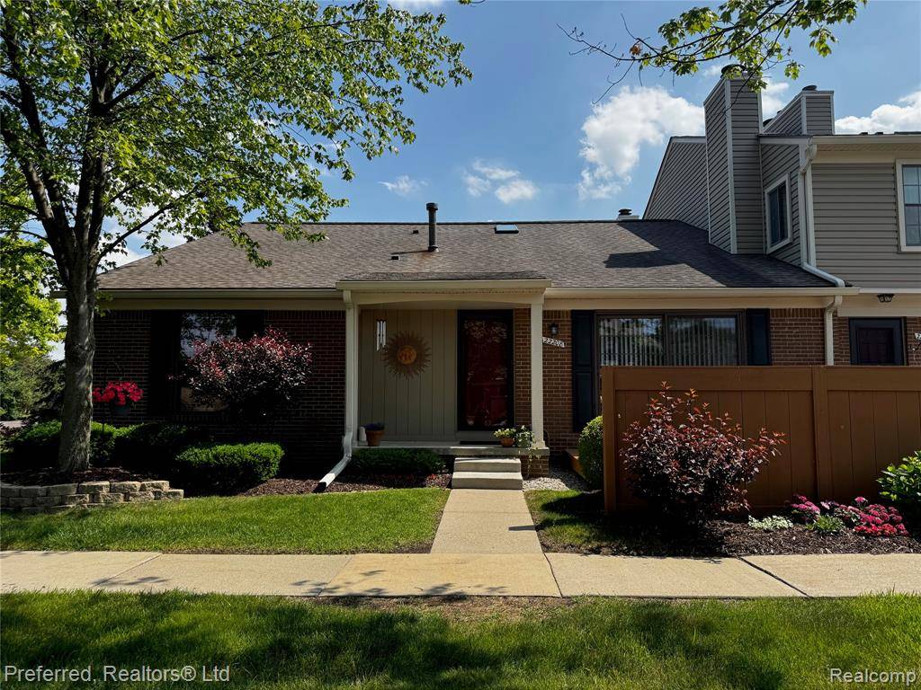 Novi, MI,22208 Pondview