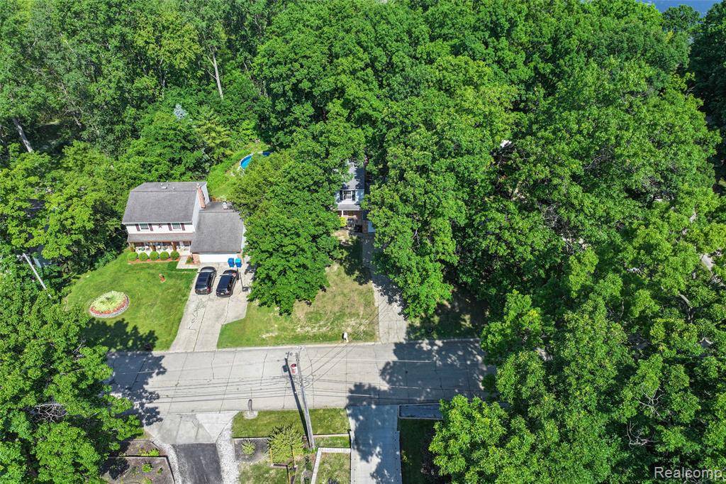 Fenton, MI 48430,12260 Dollar Lake Drive