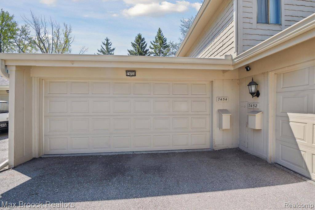 West Bloomfield, MI,7454 BRIDGE Way