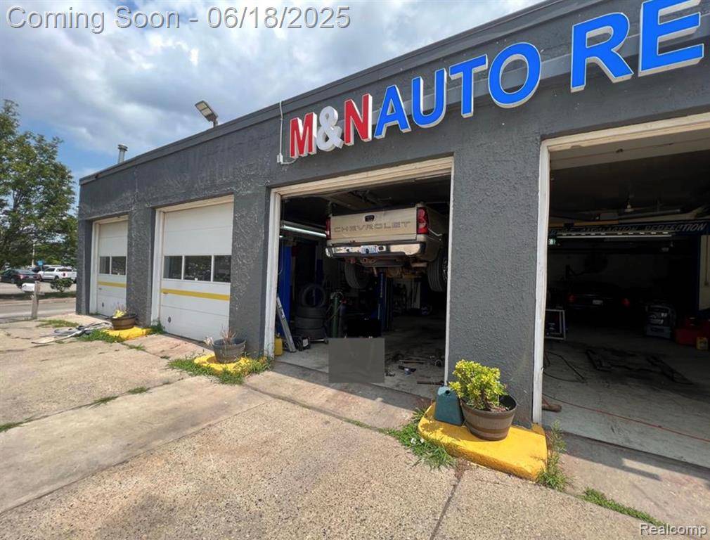 Clinton Twp, MI 48036,374 N Gratiot Avenue
