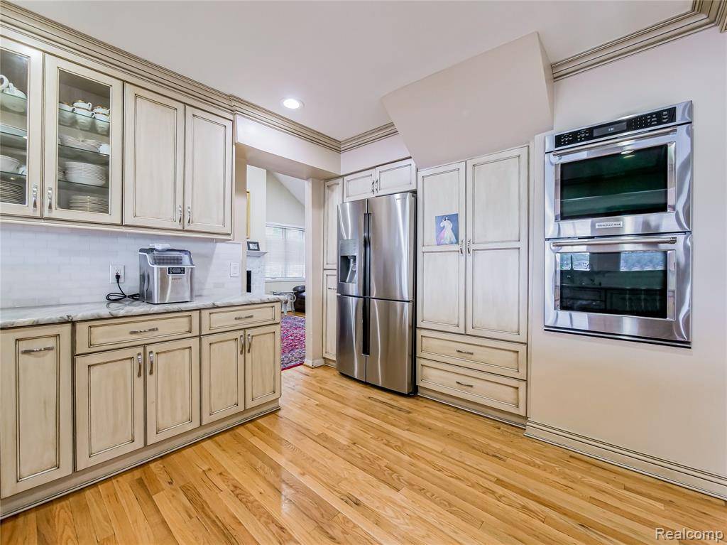 West Bloomfield, MI 48324,7660 Barnsbury Drive
