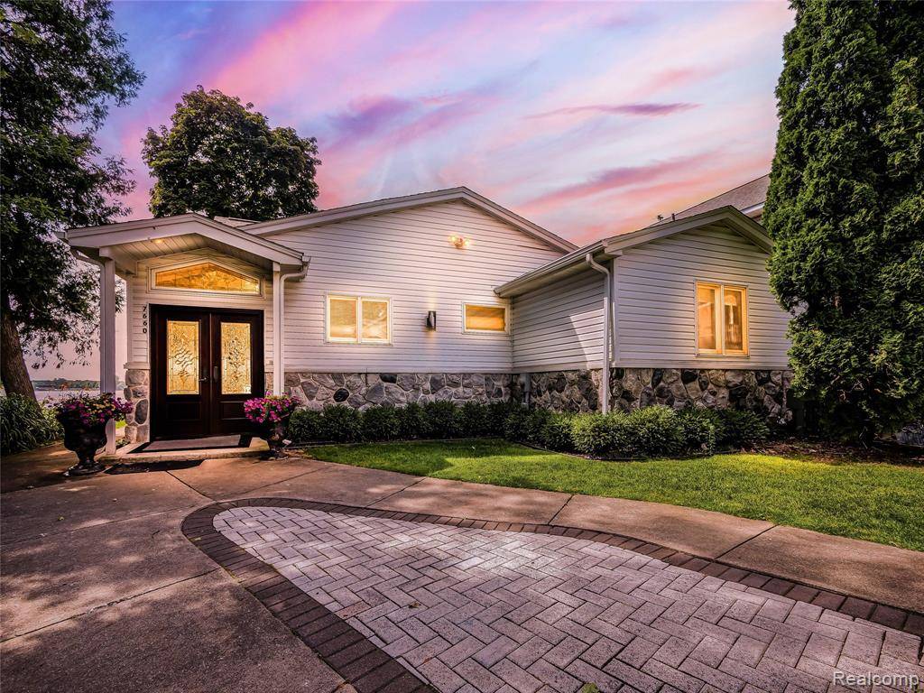 West Bloomfield, MI 48324,7660 Barnsbury Drive