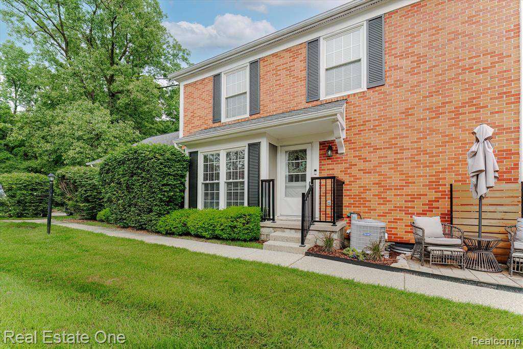 Rochester, MI 48306,1106 Kings Cove Drive