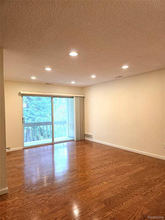 Farmington, MI 48334,27915 Berrywood Lane