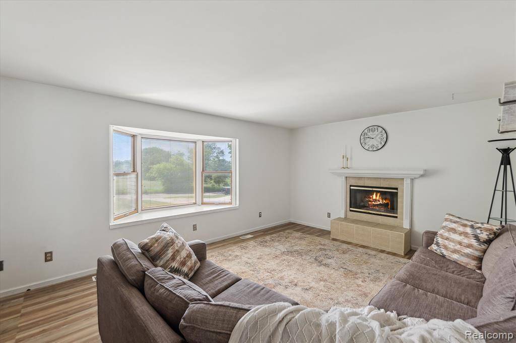 Holly, MI 48442,17035 Weber Road