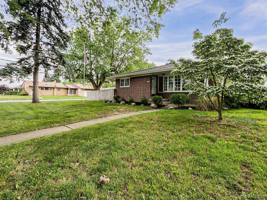 Saint Clair Shores, MI 48080,24620 Wood Street