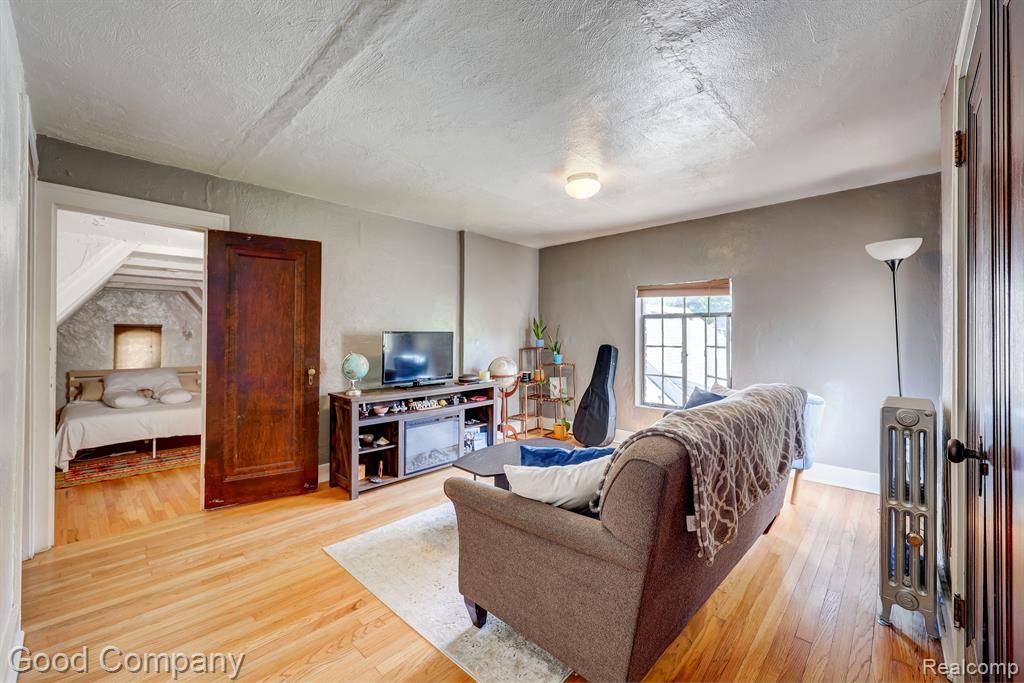Royal Oak, MI 48067,637 S CONNECTICUT Unit 5