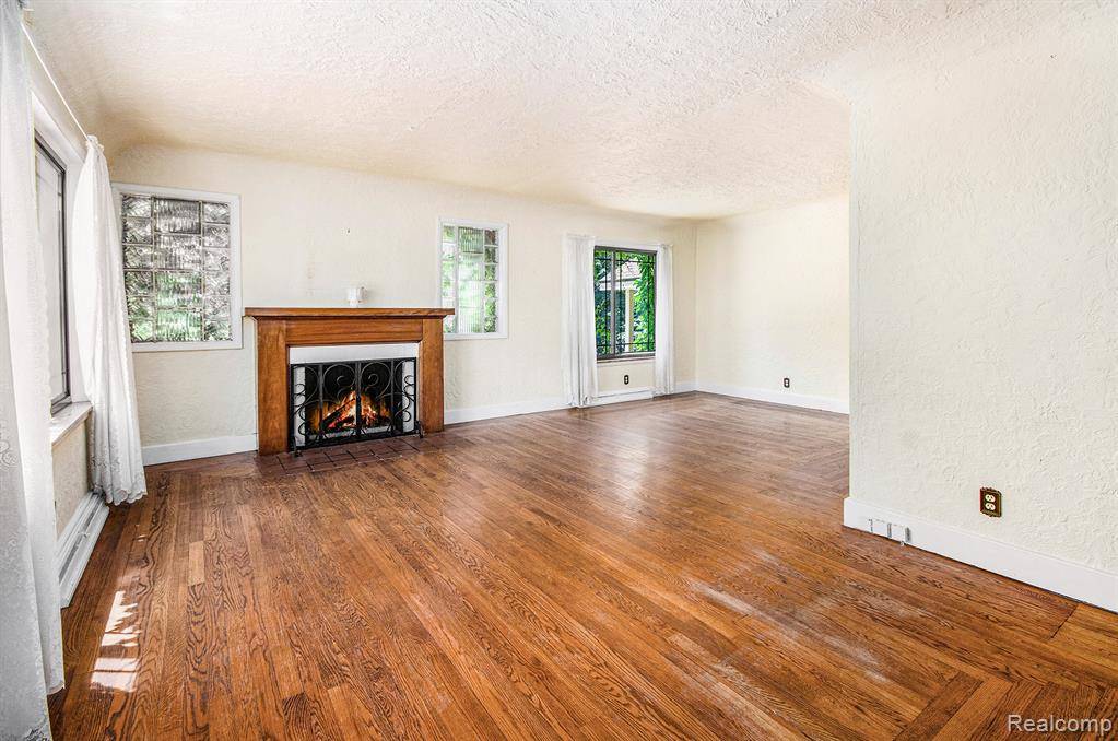 Fenton, MI 48430,2058 S Long Lake Road