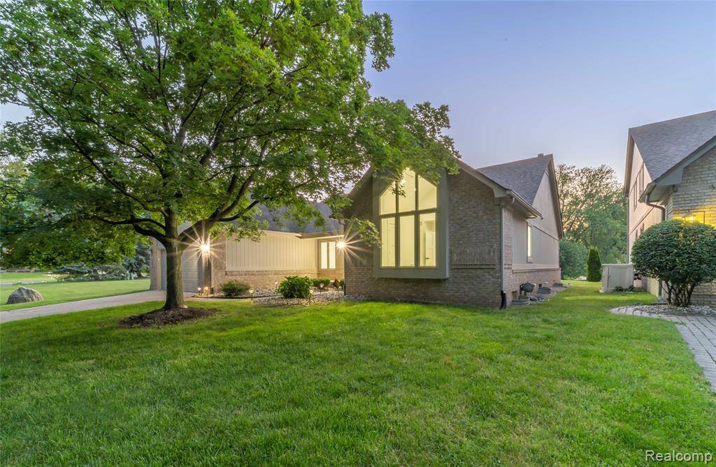 West Bloomfield, MI 48324,3145 Point Of The Woods Drive