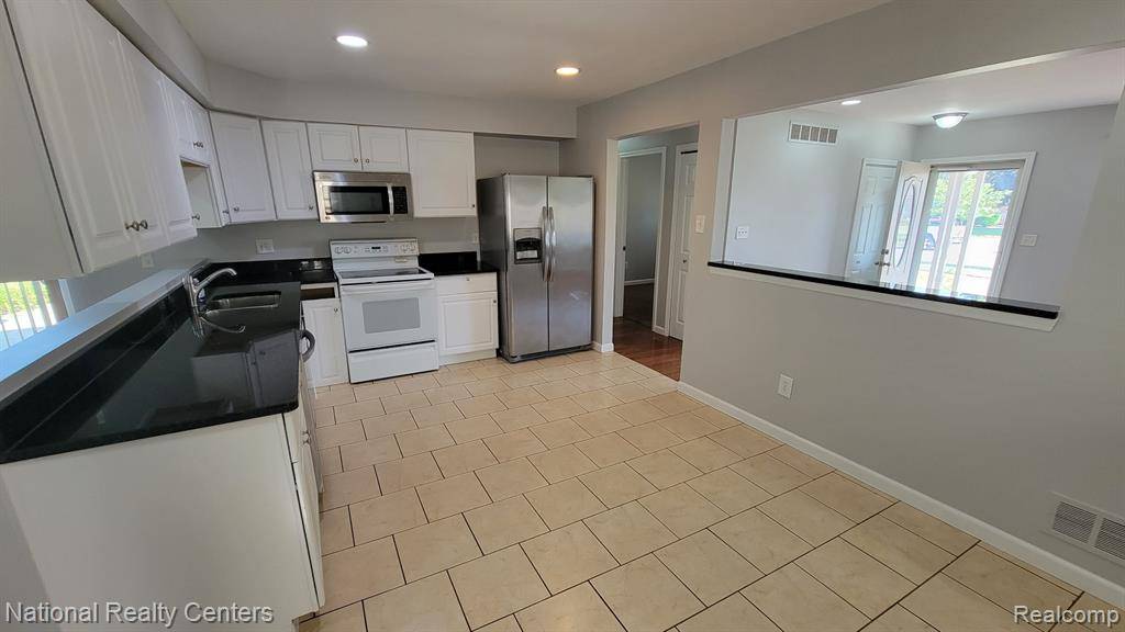 Sterling Heights, MI 48310,3031 FOX HILL Drive