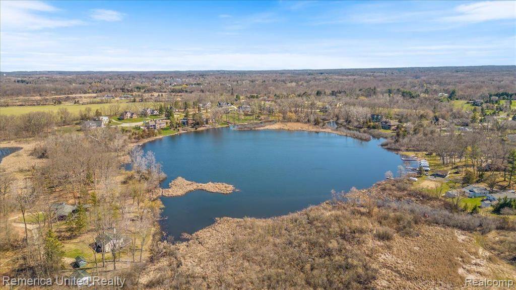 South Lyon, MI 48178,10537 OAK FOREST Drive