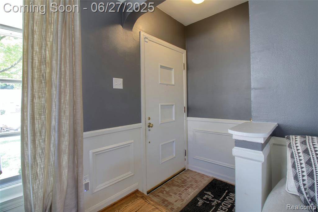 Grosse Pointe Woods, MI 48236,2371 ALLARD AVE