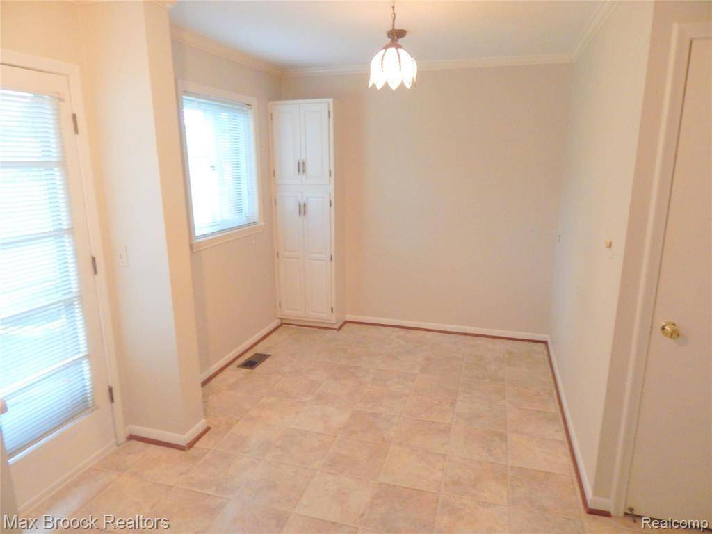 Bloomfield Hills, MI 48304,116 E HICKORY GROVE Road