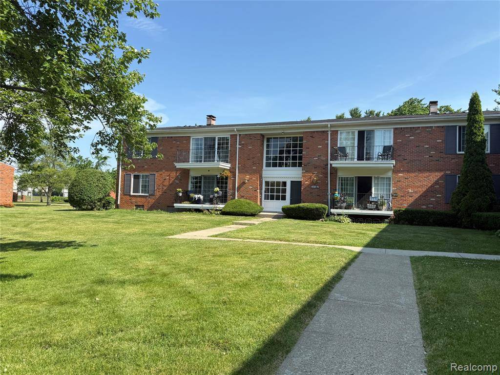 Bloomfield, MI 48304,458 Fox Hills N Drive