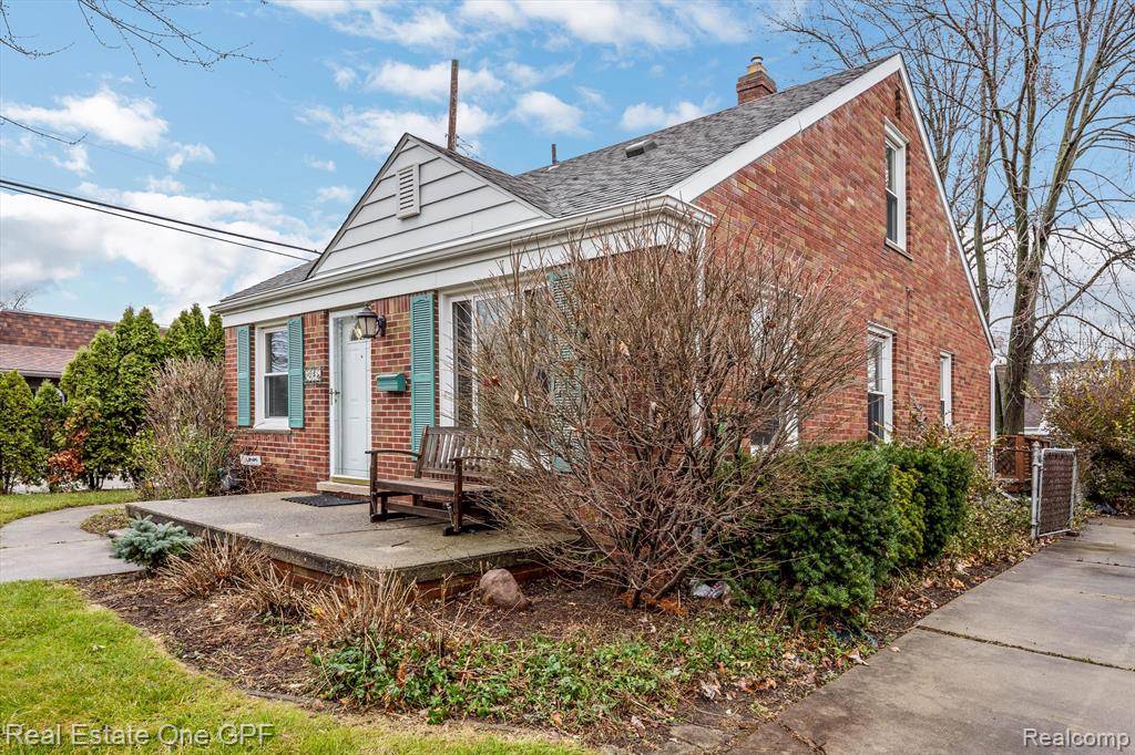 Grosse Pointe Woods, MI 48236,2368 STANHOPE Street