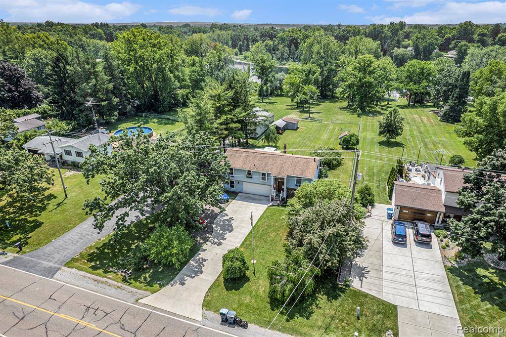Fenton, MI 48430,2029 N Long Lake Road