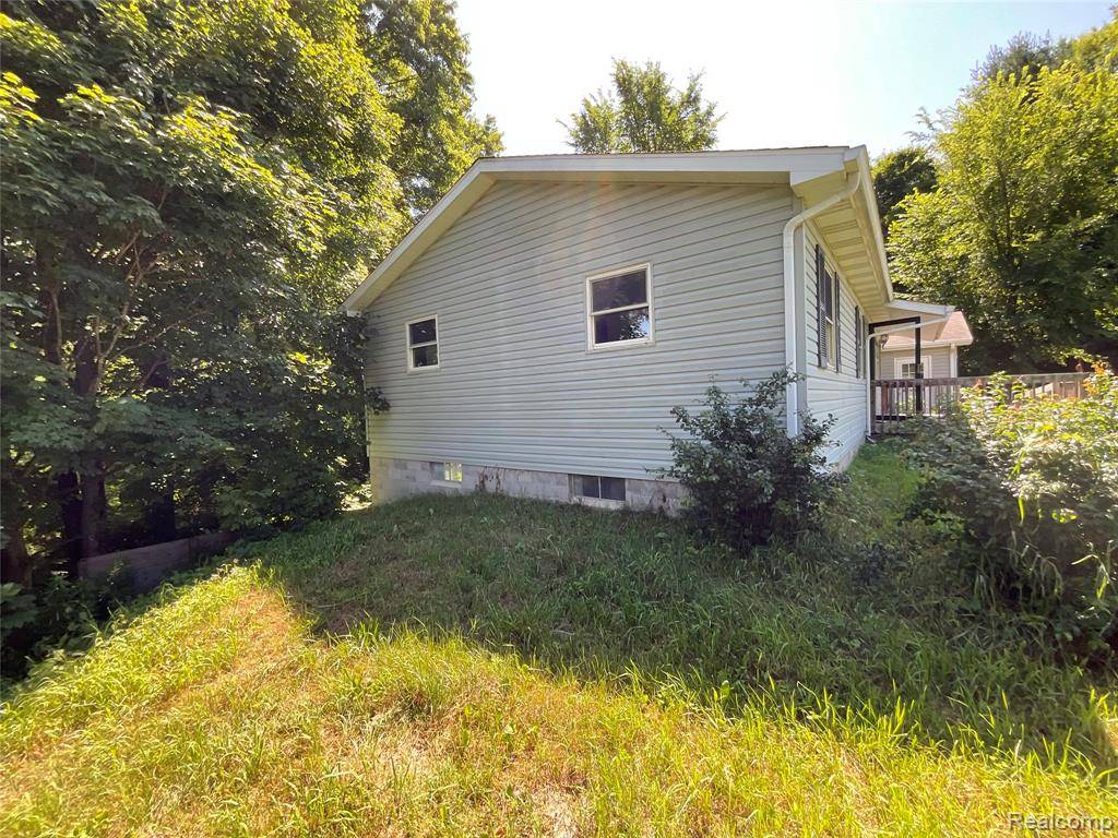 Lapeer, MI 48446,942 Angle Road