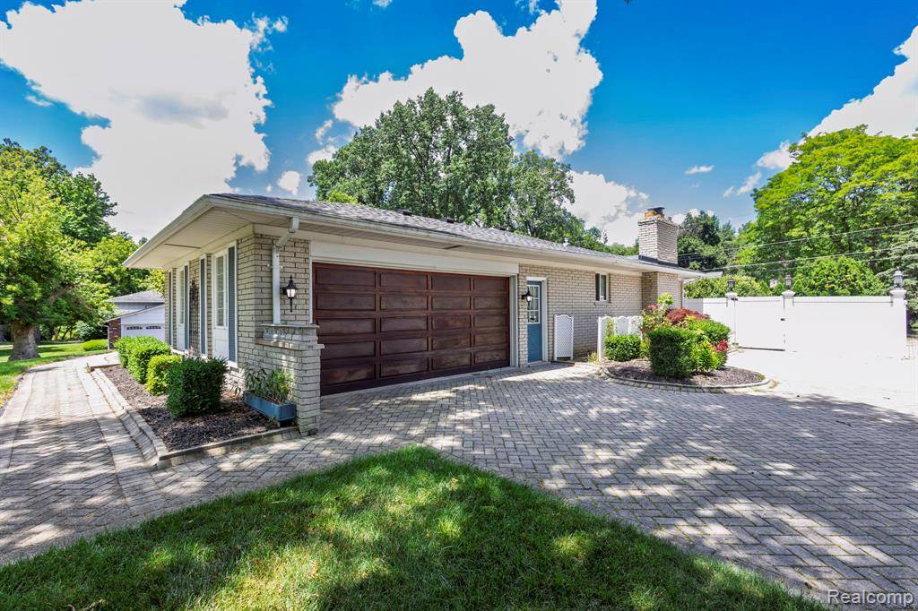 Clinton Twp, MI 48036,20065 N Riverhill Drive